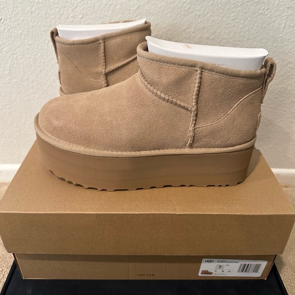 UGG Women’s Classic Ultra Mini Platform - Picture 2 of 7